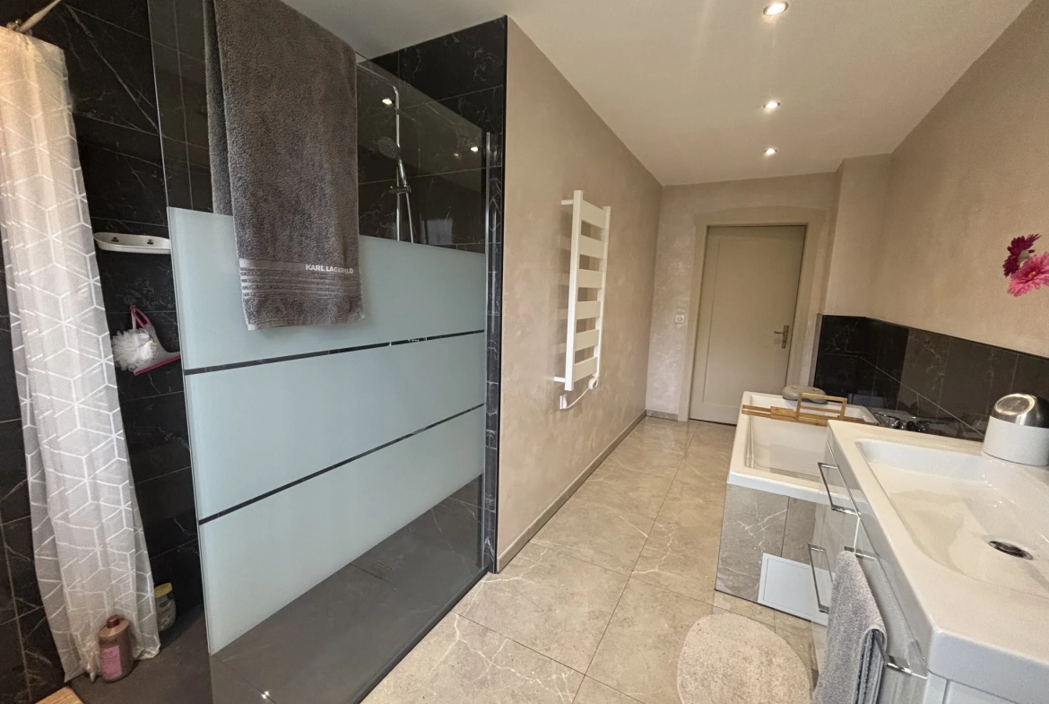 Maison individuelle rénovée à vendre à L'HÔPITAL avec 5 chambres et jardin 