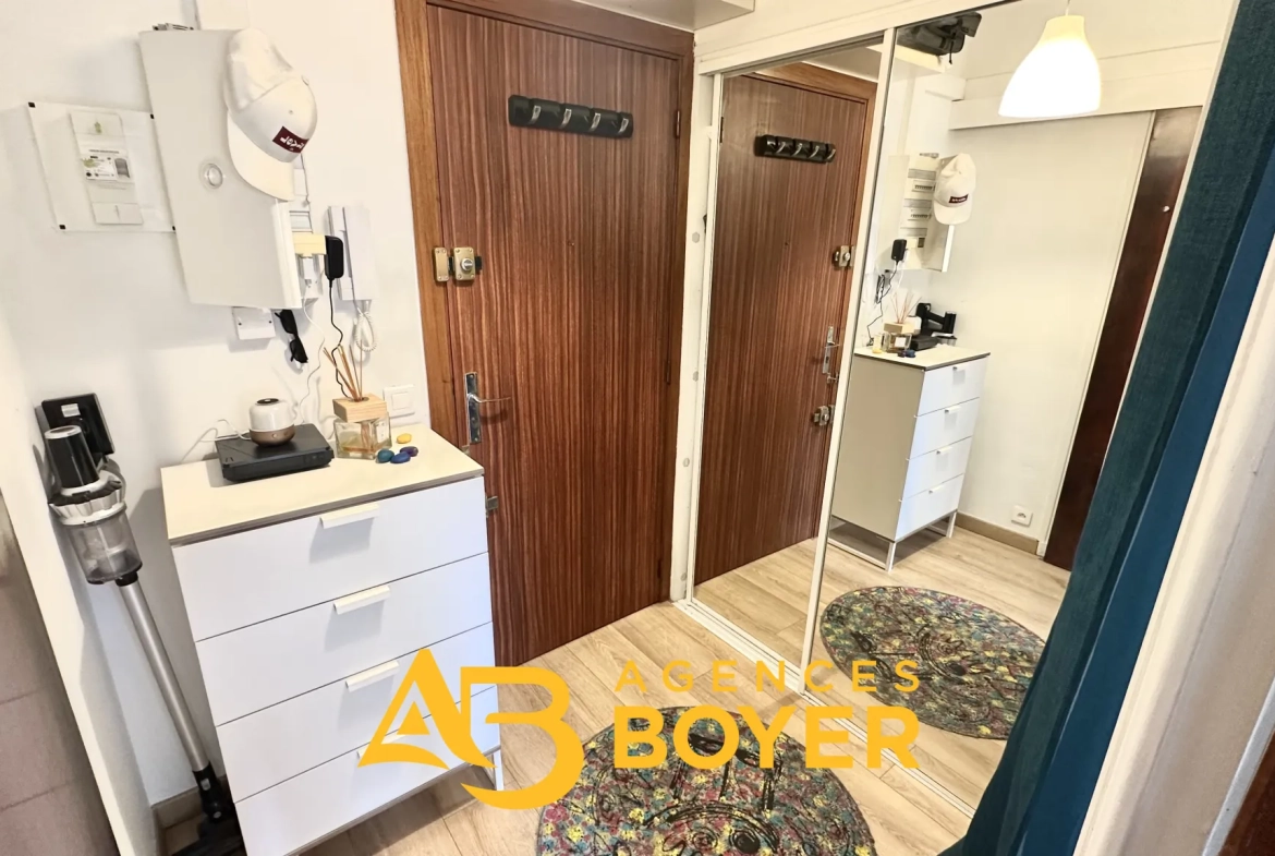 Vente d’un studio lumineux avec terrasse au centre de Bandol 