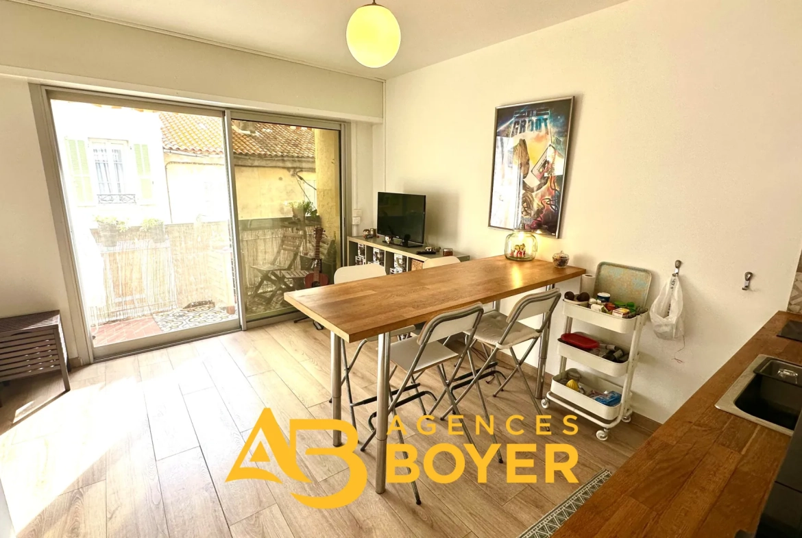 Vente d’un studio lumineux avec terrasse au centre de Bandol 