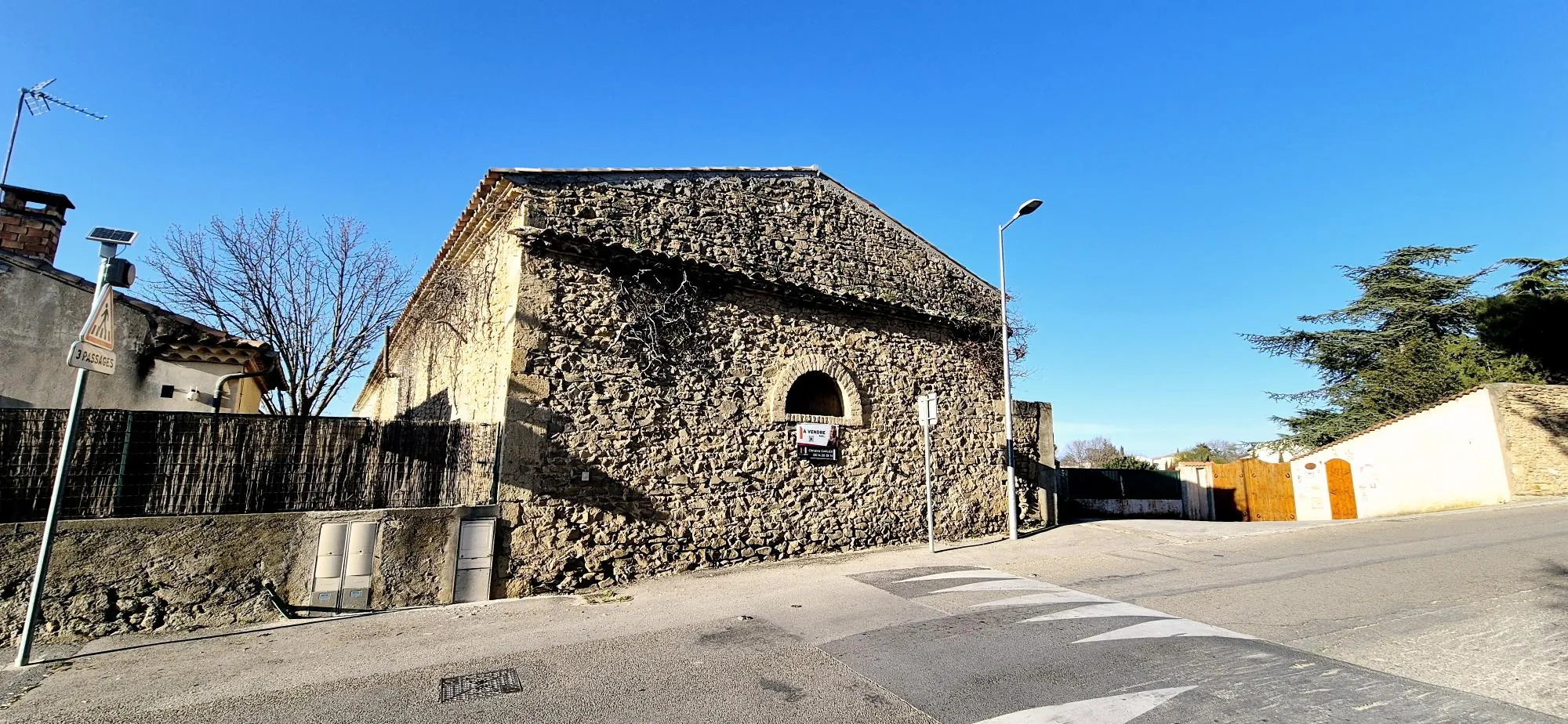 À vendre : Grande grange à Beauvoisin de 80m² avec potentiel d'aménagement 