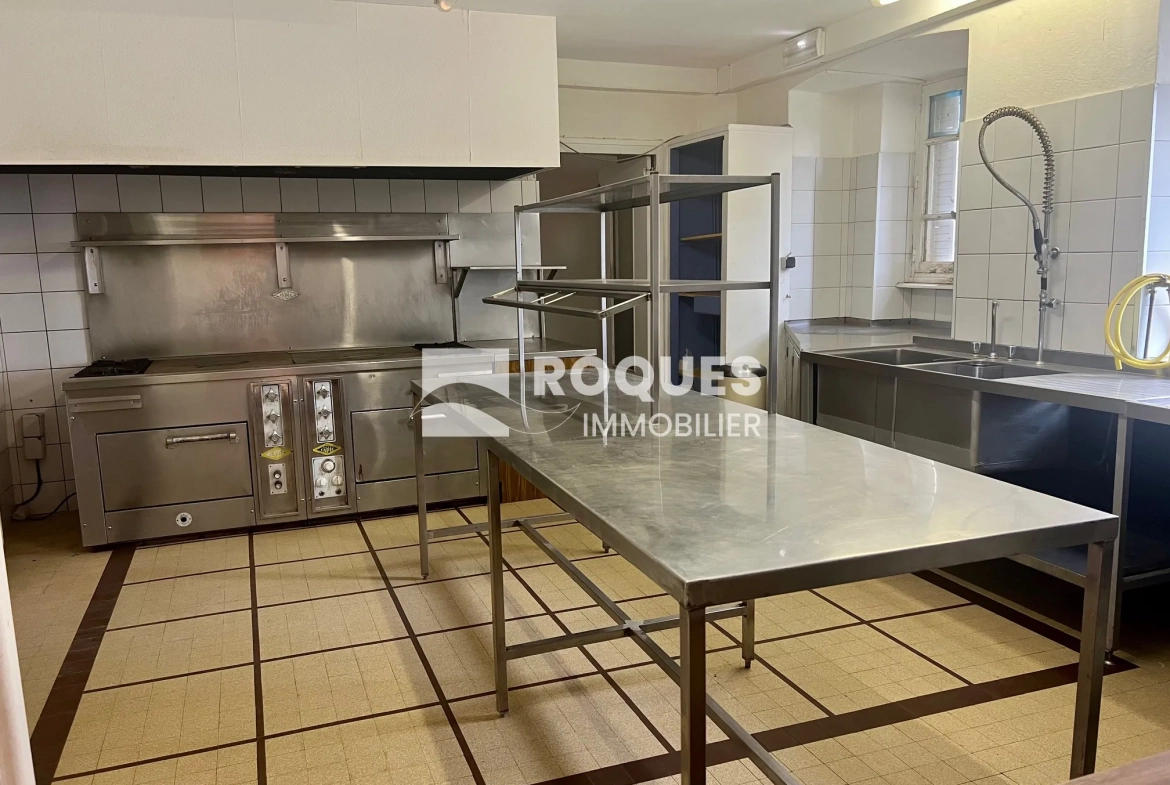 Ensemble immobilier à Verrières près de Millau avec restaurant et appartements à vendre 