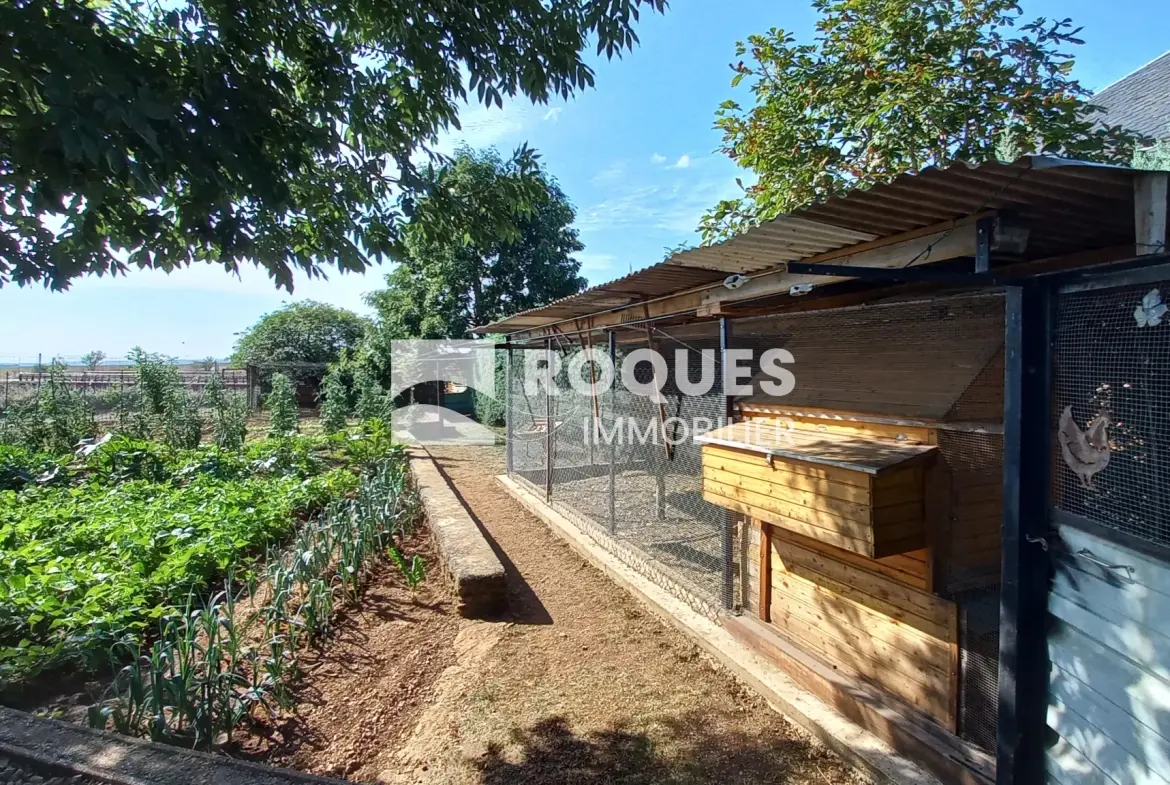 Ensemble immobilier à Verrières près de Millau avec restaurant et appartements à vendre 