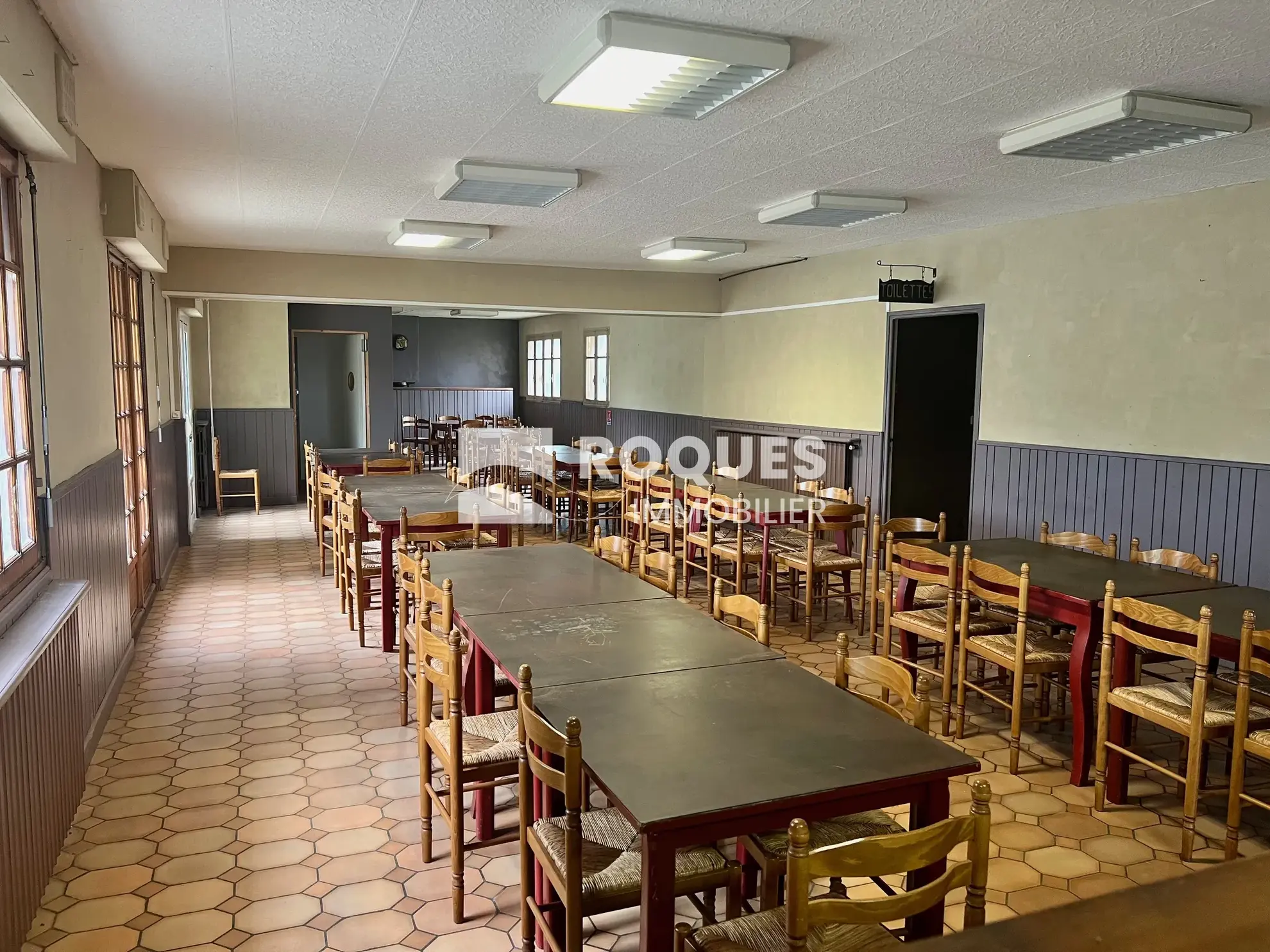 Ensemble immobilier à Verrières près de Millau avec restaurant et appartements à vendre 