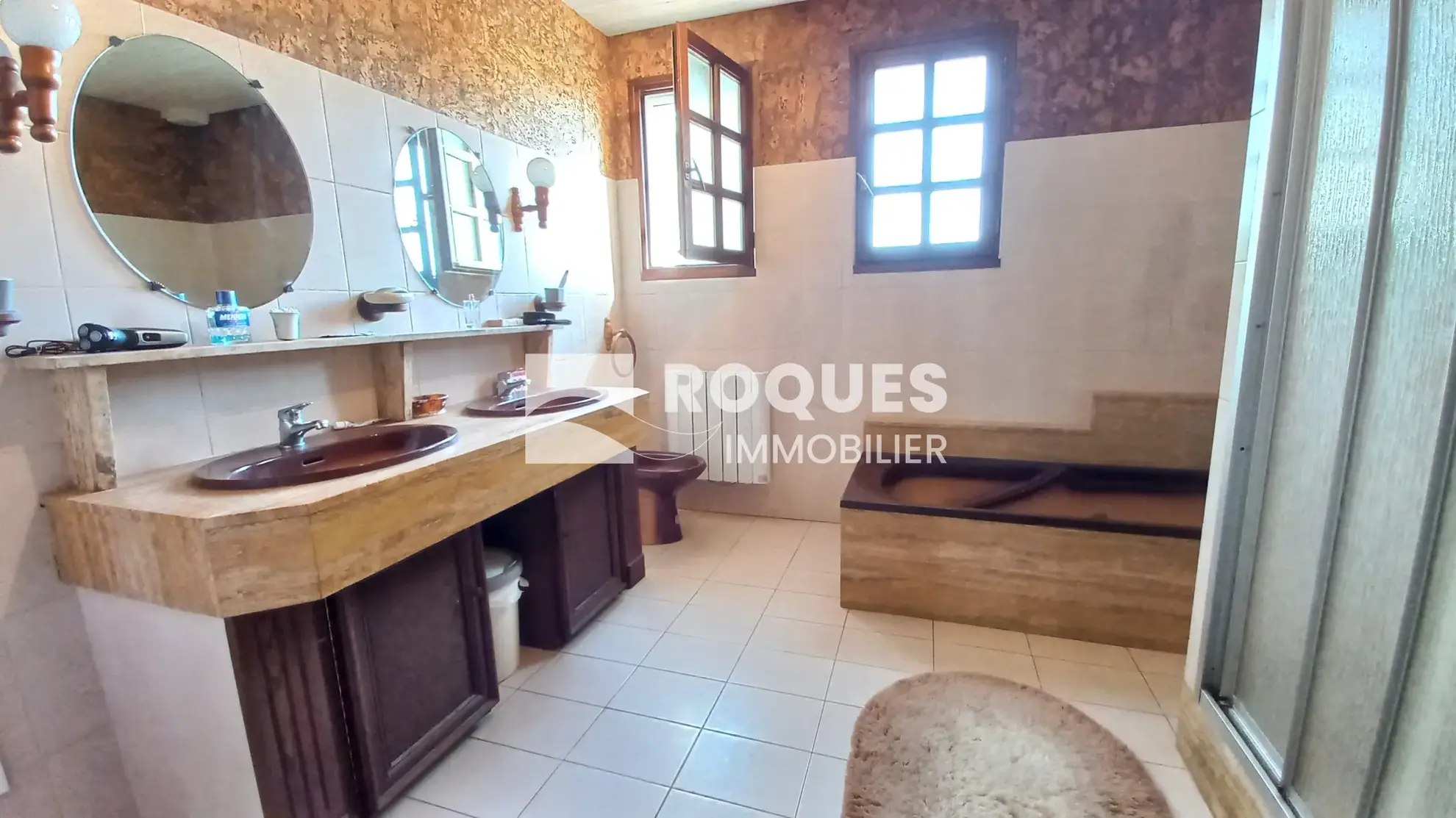 Ensemble immobilier à Verrières près de Millau avec restaurant et appartements à vendre 