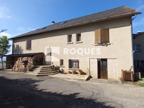 Ensemble immobilier à Verrières près de Millau avec restaurant et appartements à vendre