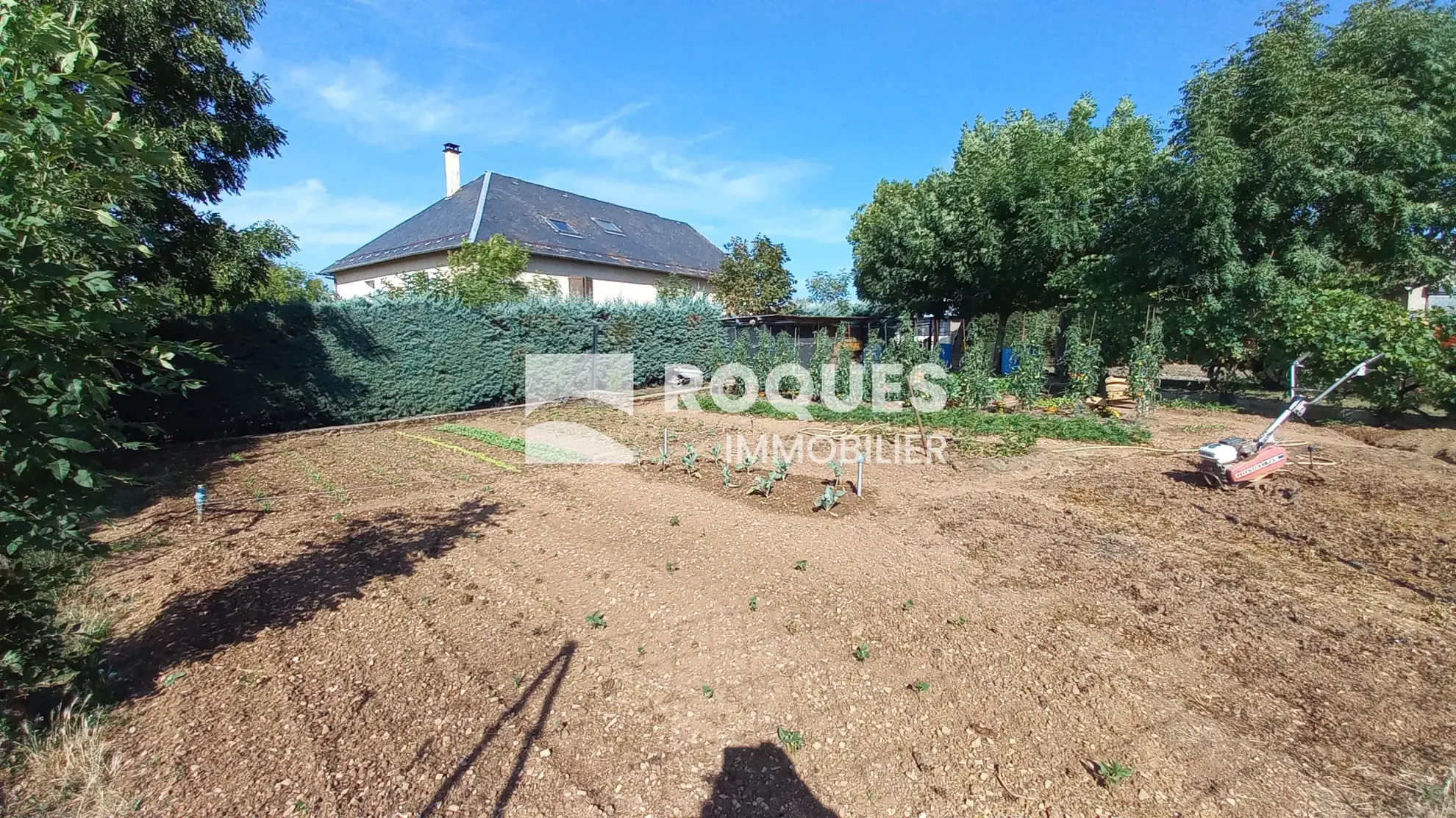 Ensemble immobilier à Verrières près de Millau avec restaurant et appartements à vendre 