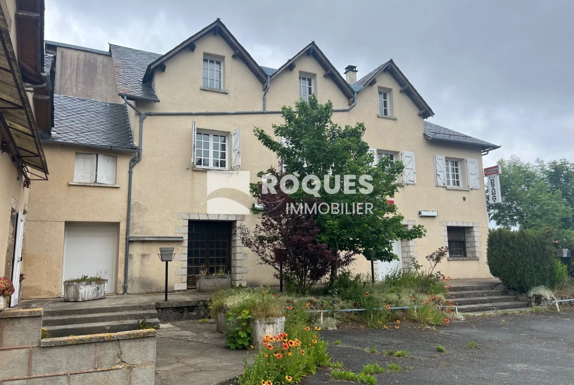 Ensemble immobilier à Verrières près de Millau avec restaurant et appartements à vendre 