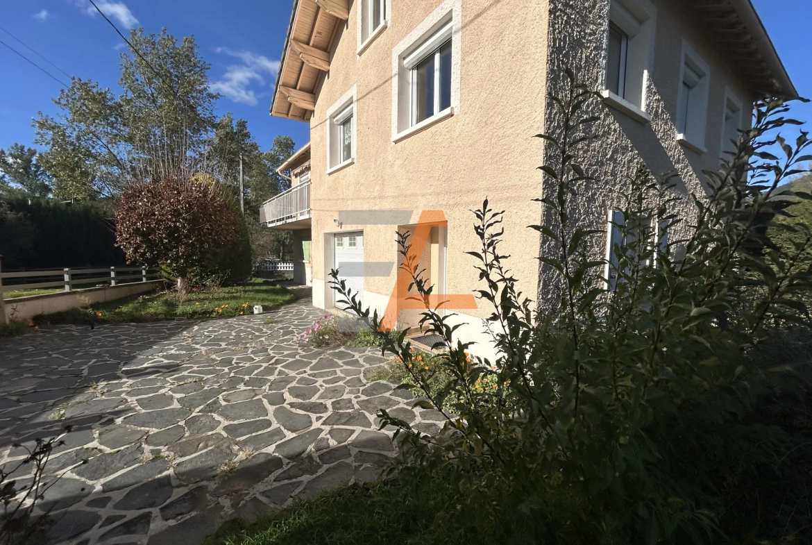Villa 1975 avec vue dégagée à Saint-Julien-Chapteuil – 175 m², 4 chambres 