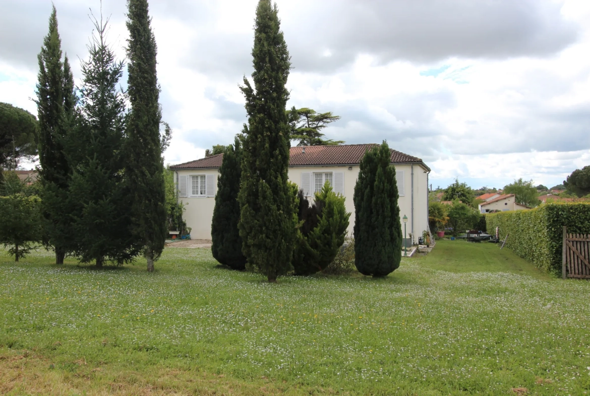 Maison familiale 5 chambres avec jardin et garage à Niort 
