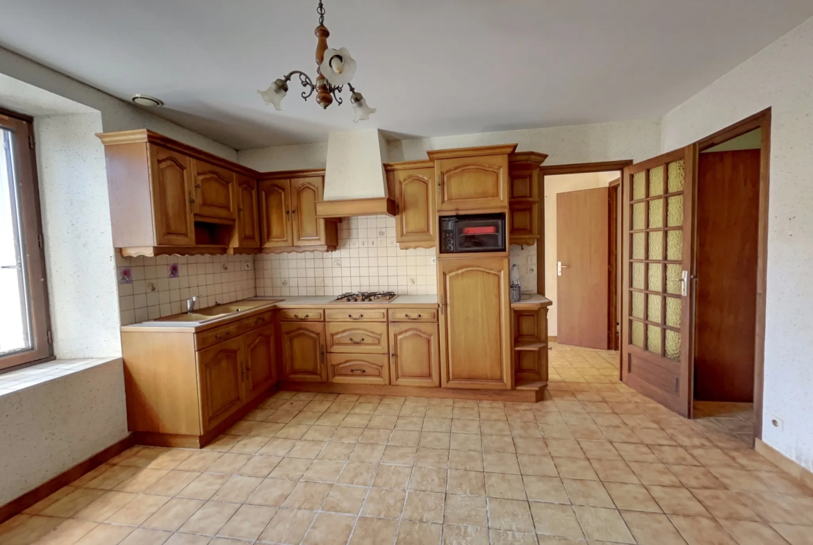 Charmante maison en pierre avec dépendances et grand terrain à Quistinic 