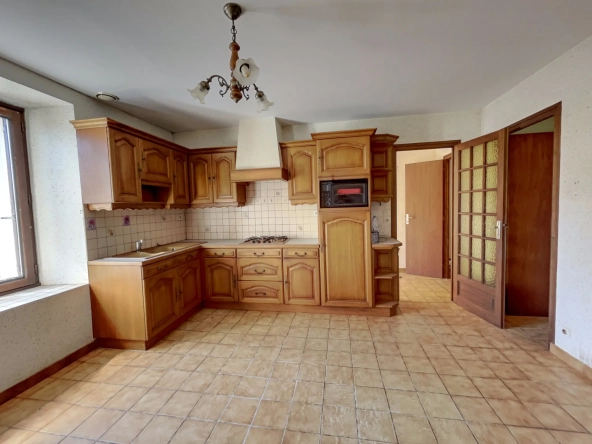 Charmante maison en pierre avec dépendances et grand terrain à Quistinic 