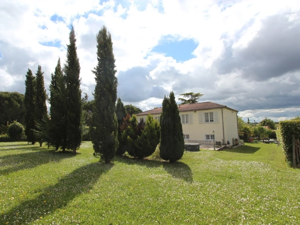 Maison familiale 5 chambres avec jardin et garage à Niort