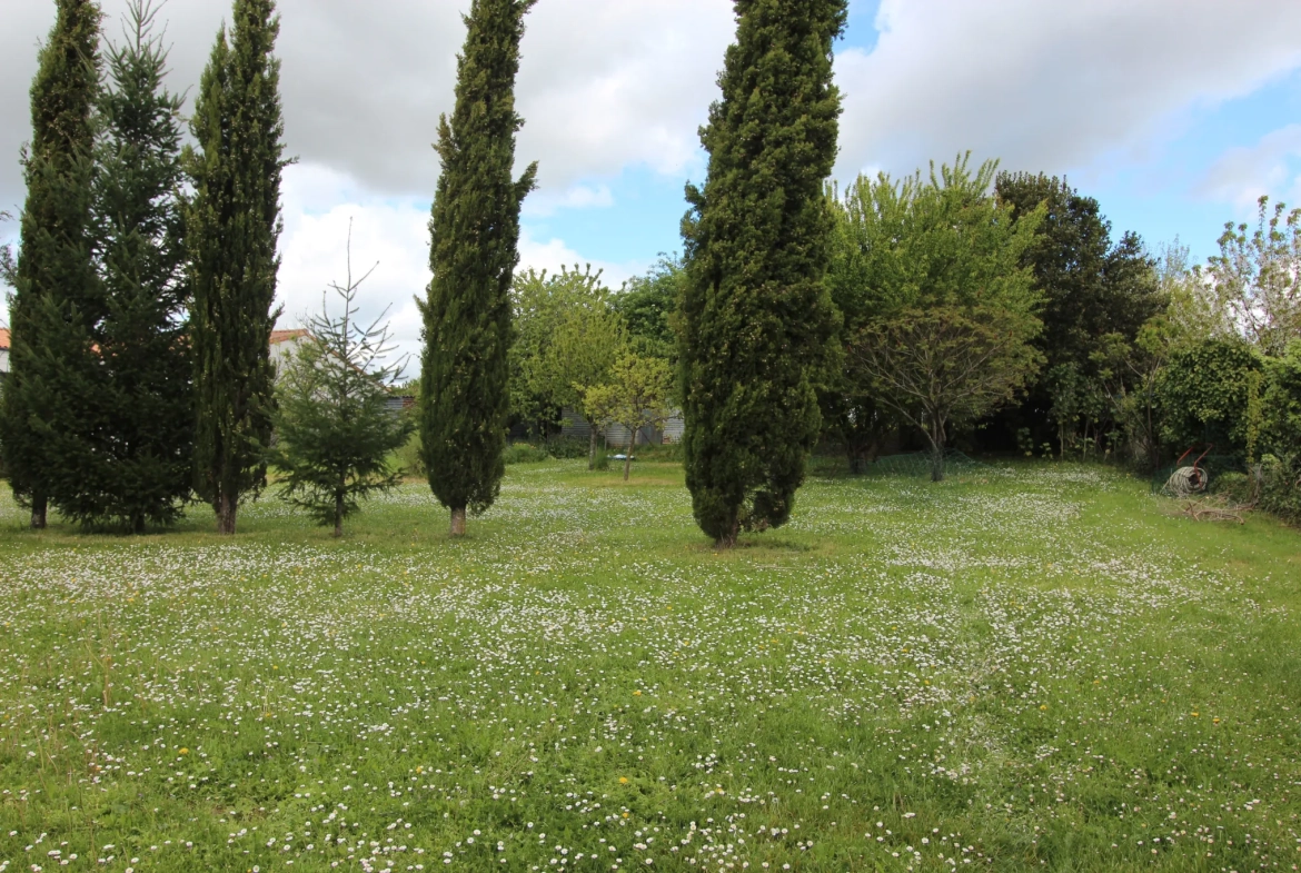 Maison familiale 5 chambres avec jardin et garage à Niort 