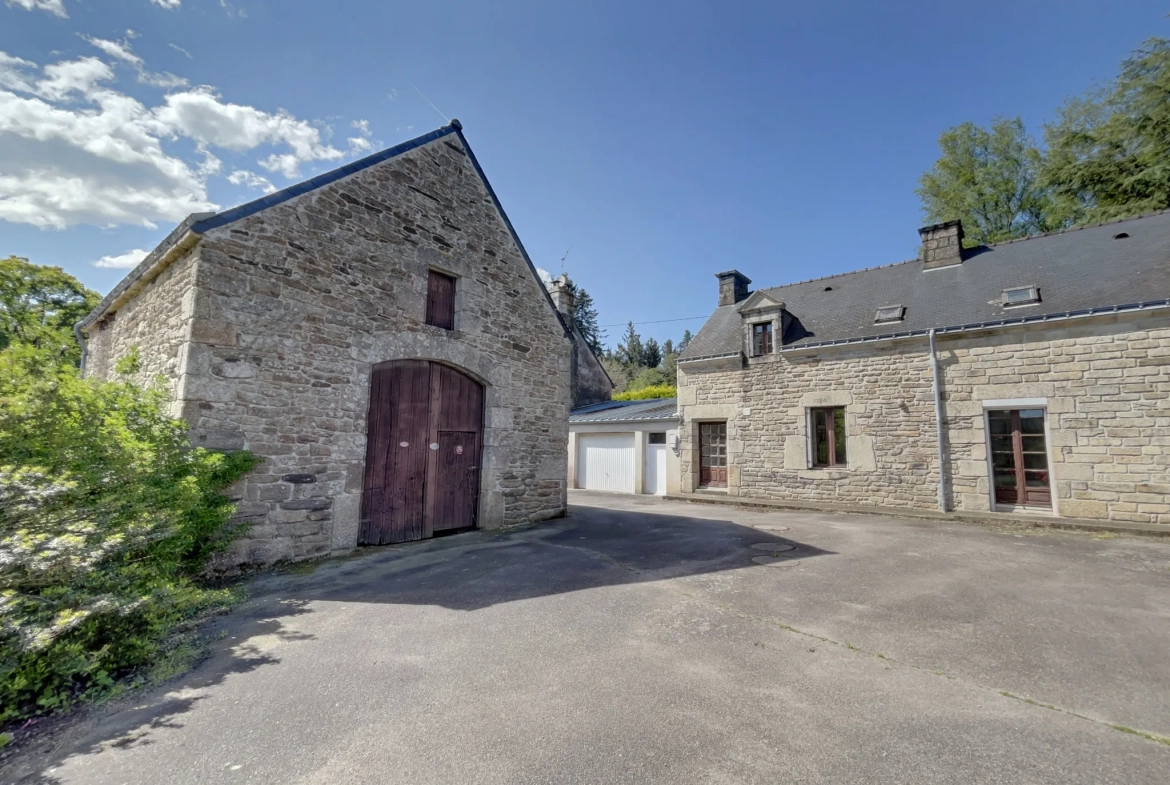 Charmante maison en pierre avec dépendances et grand terrain à Quistinic 