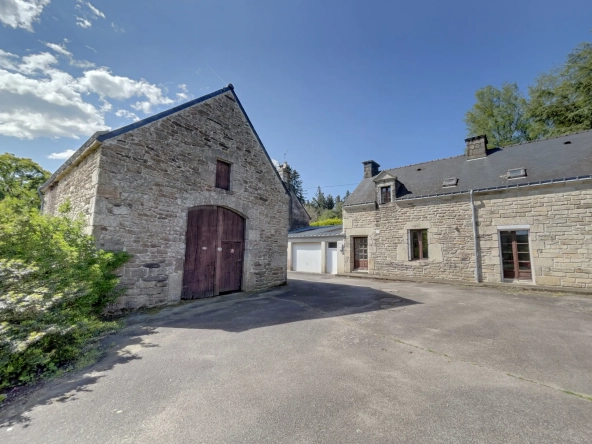 Charmante maison en pierre avec dépendances et grand terrain à Quistinic 
