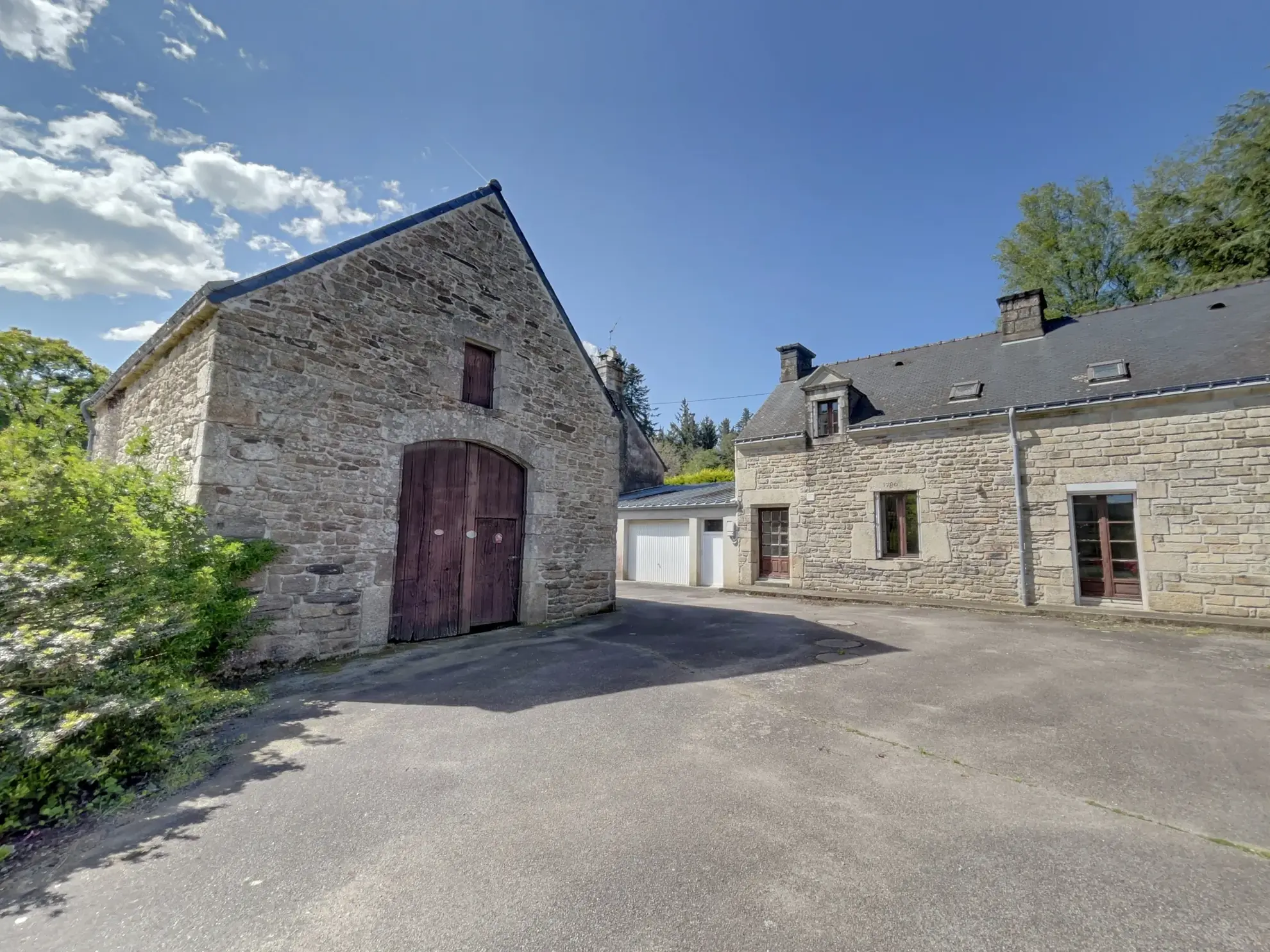 Charmante maison en pierre avec dépendances et grand terrain à Quistinic 