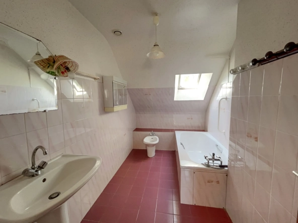 Charmante maison en pierre avec dépendances et grand terrain à Quistinic 