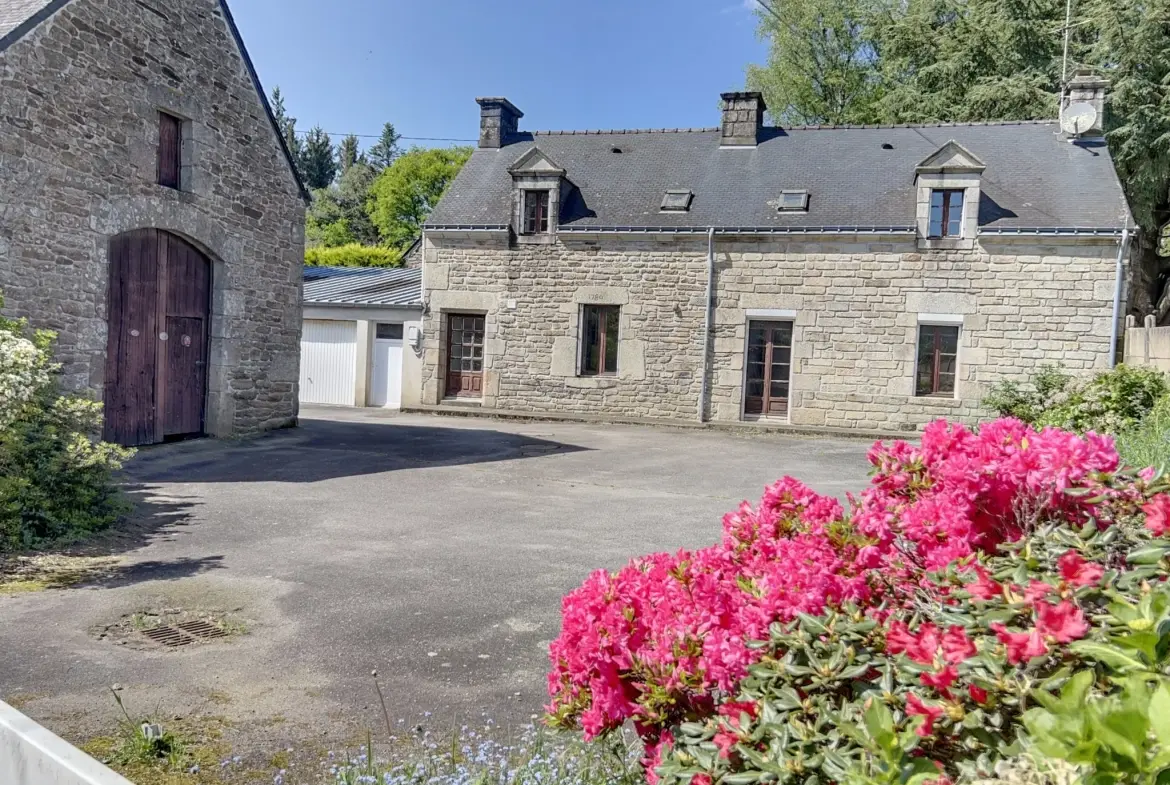 Charmante maison en pierre avec dépendances et grand terrain à Quistinic 