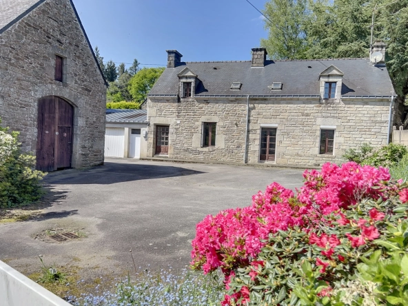 Charmante maison en pierre avec dépendances et grand terrain à Quistinic