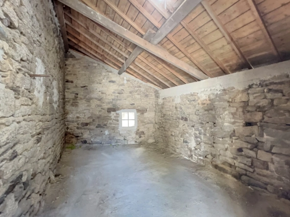 Charmante maison en pierre avec dépendances et grand terrain à Quistinic 