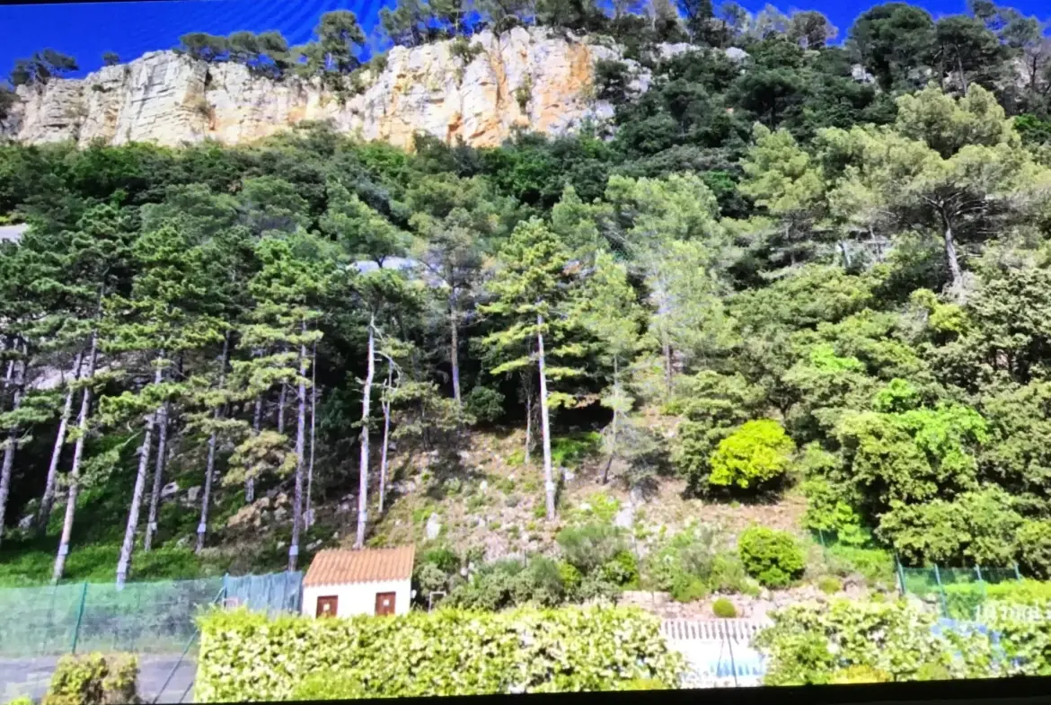 Appartement 4 pièces lumineux de 79 m² avec parking et terrasse à Grasse 