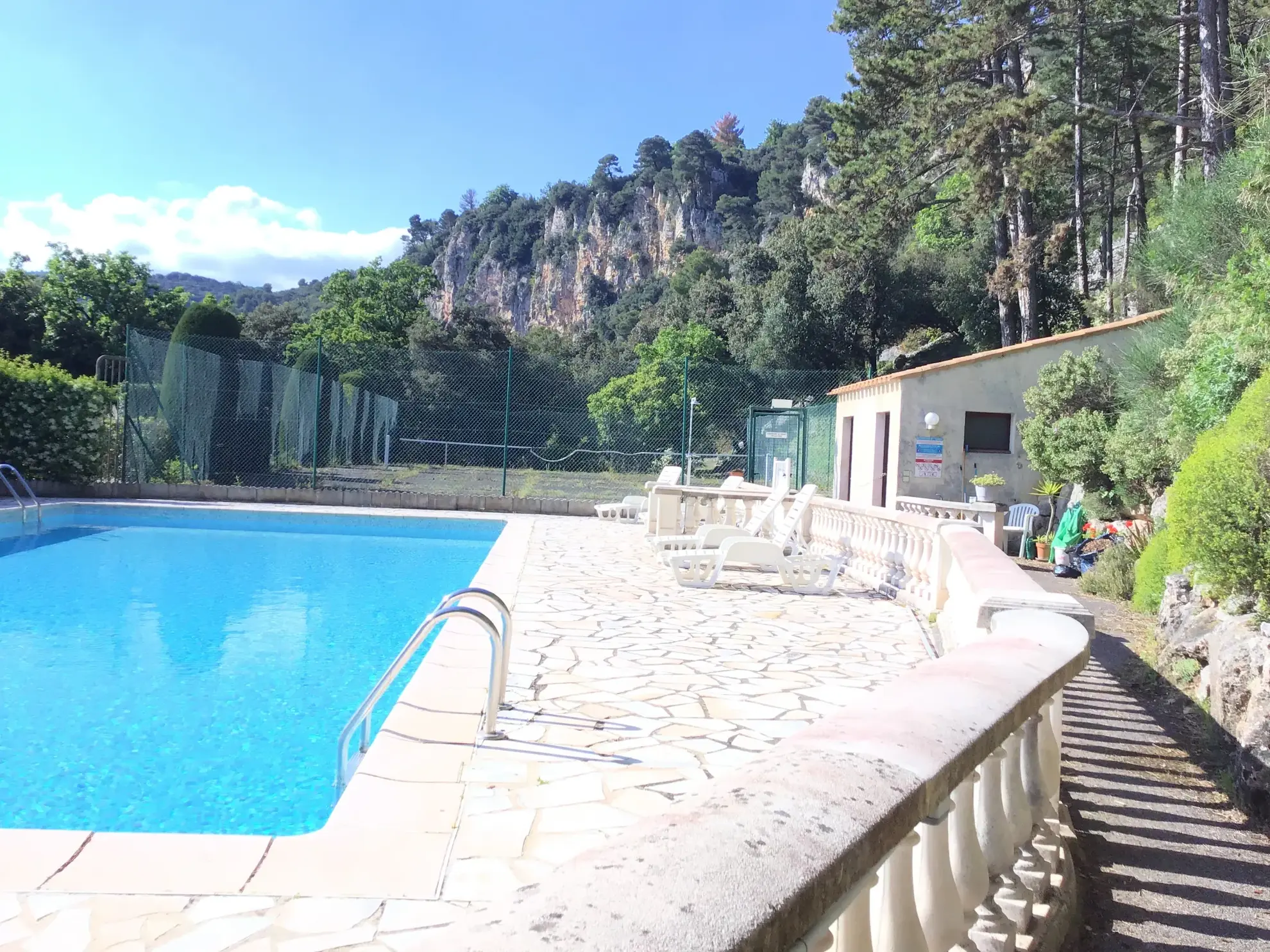 Appartement 4 pièces lumineux de 79 m² avec parking et terrasse à Grasse 