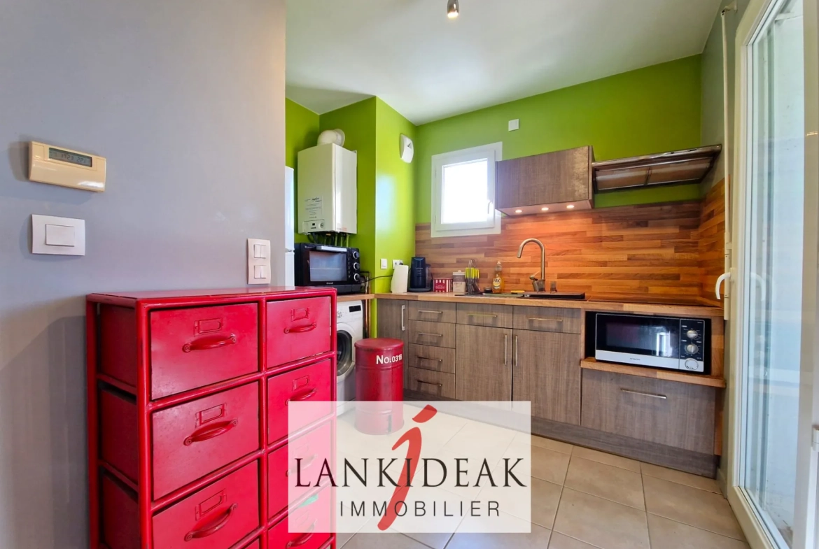 Appartement T2 de 43 m² à Ustaritz avec terrasse, cave et parking privé 