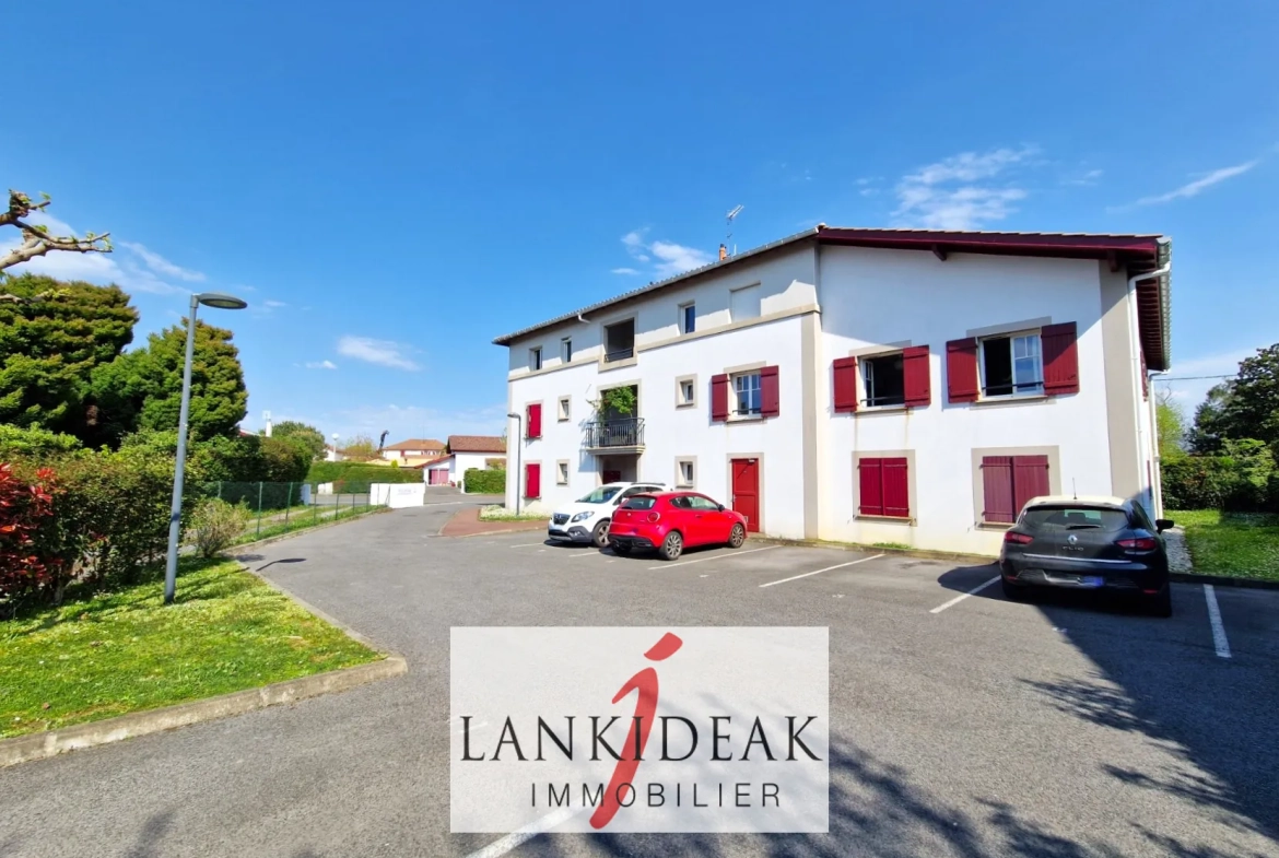 Appartement T2 de 43 m² à Ustaritz avec terrasse, cave et parking privé 