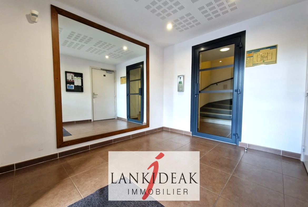 Appartement T2 de 43 m² à Ustaritz avec terrasse, cave et parking privé 