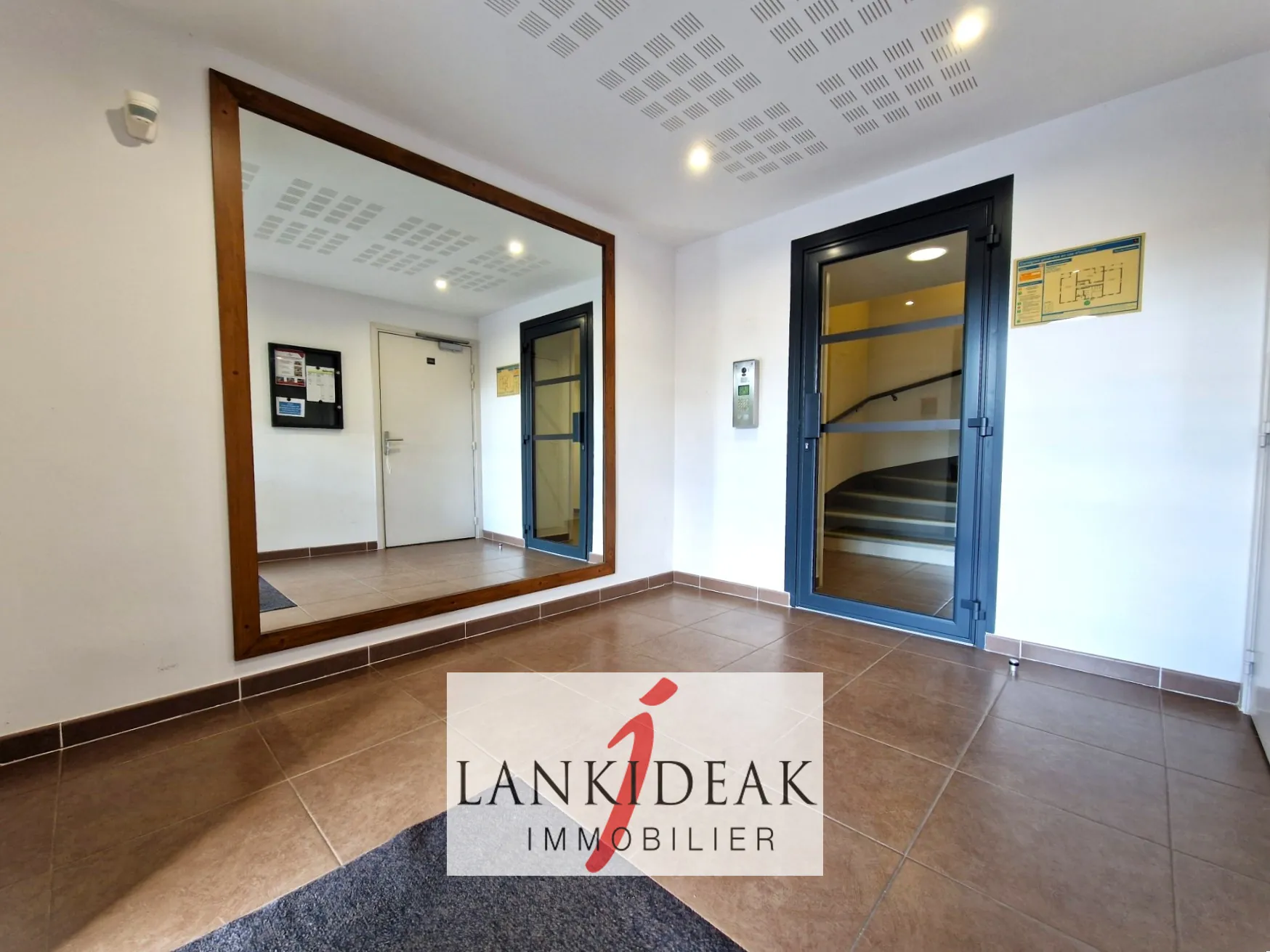 Appartement T2 de 43 m² à Ustaritz avec terrasse, cave et parking privé 
