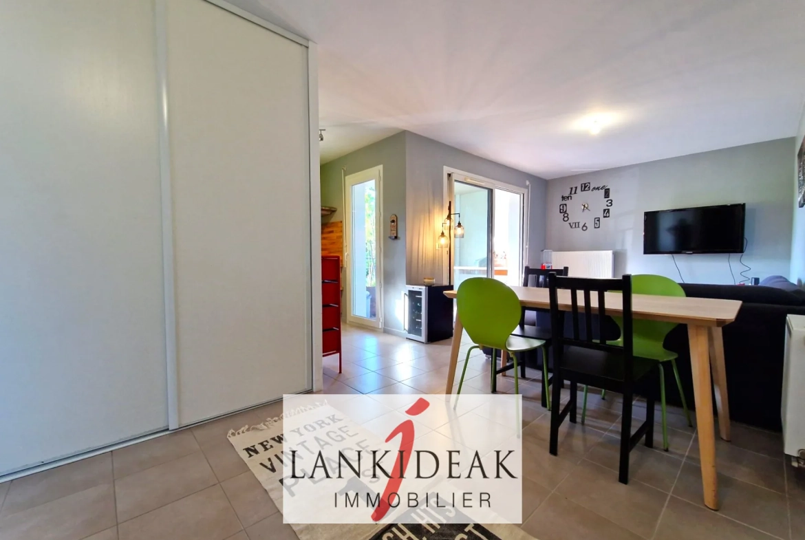 Appartement T2 de 43 m² à Ustaritz avec terrasse, cave et parking privé 