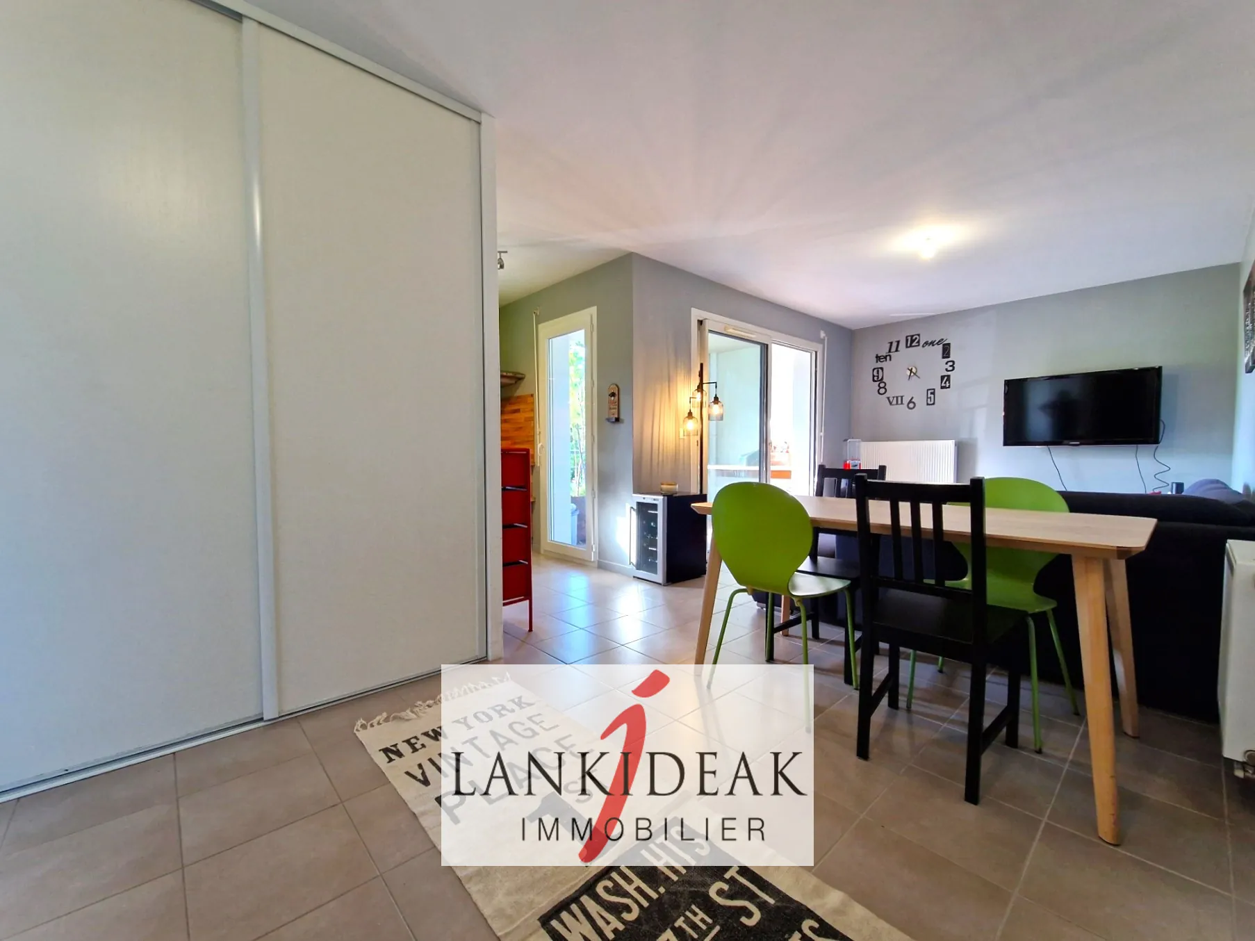 Appartement T2 de 43 m² à Ustaritz avec terrasse, cave et parking privé 