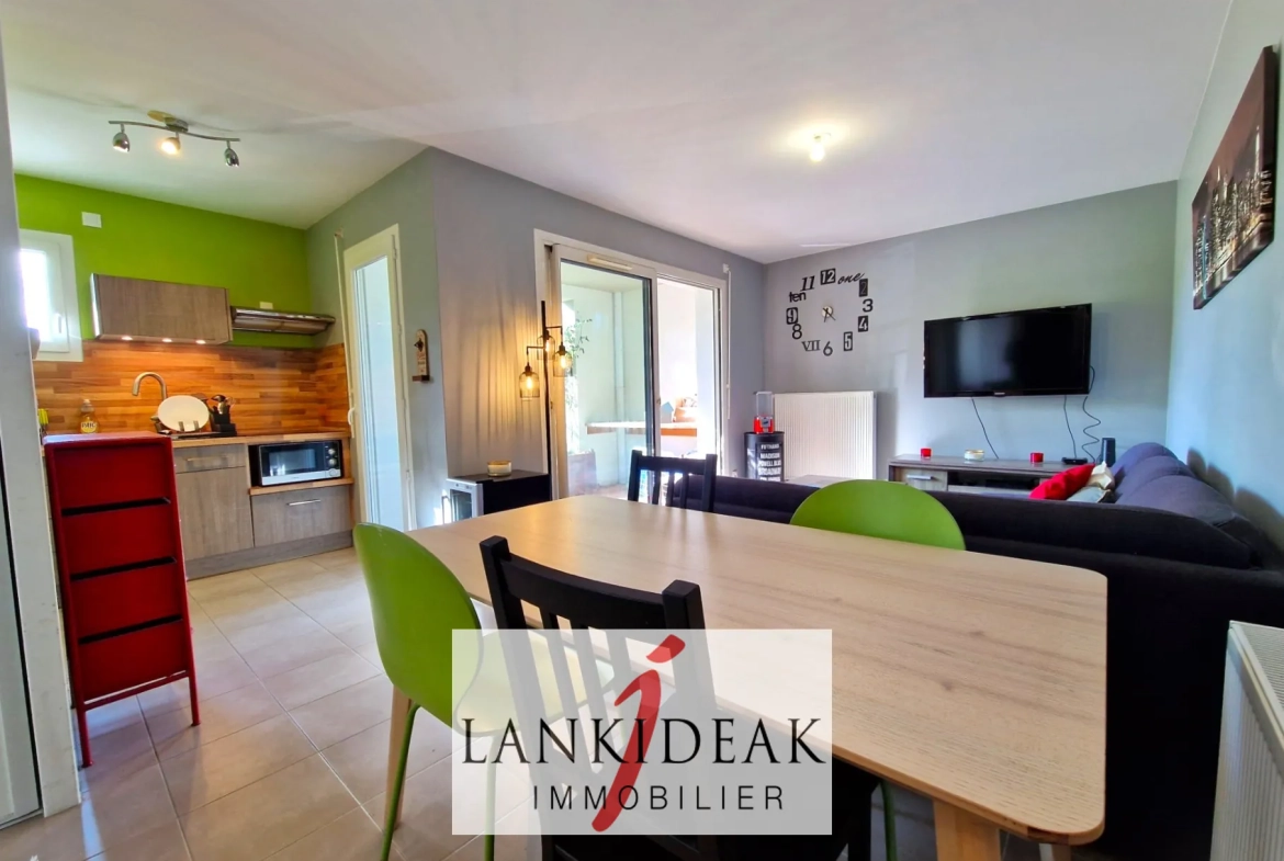Appartement T2 de 43 m² à Ustaritz avec terrasse, cave et parking privé 