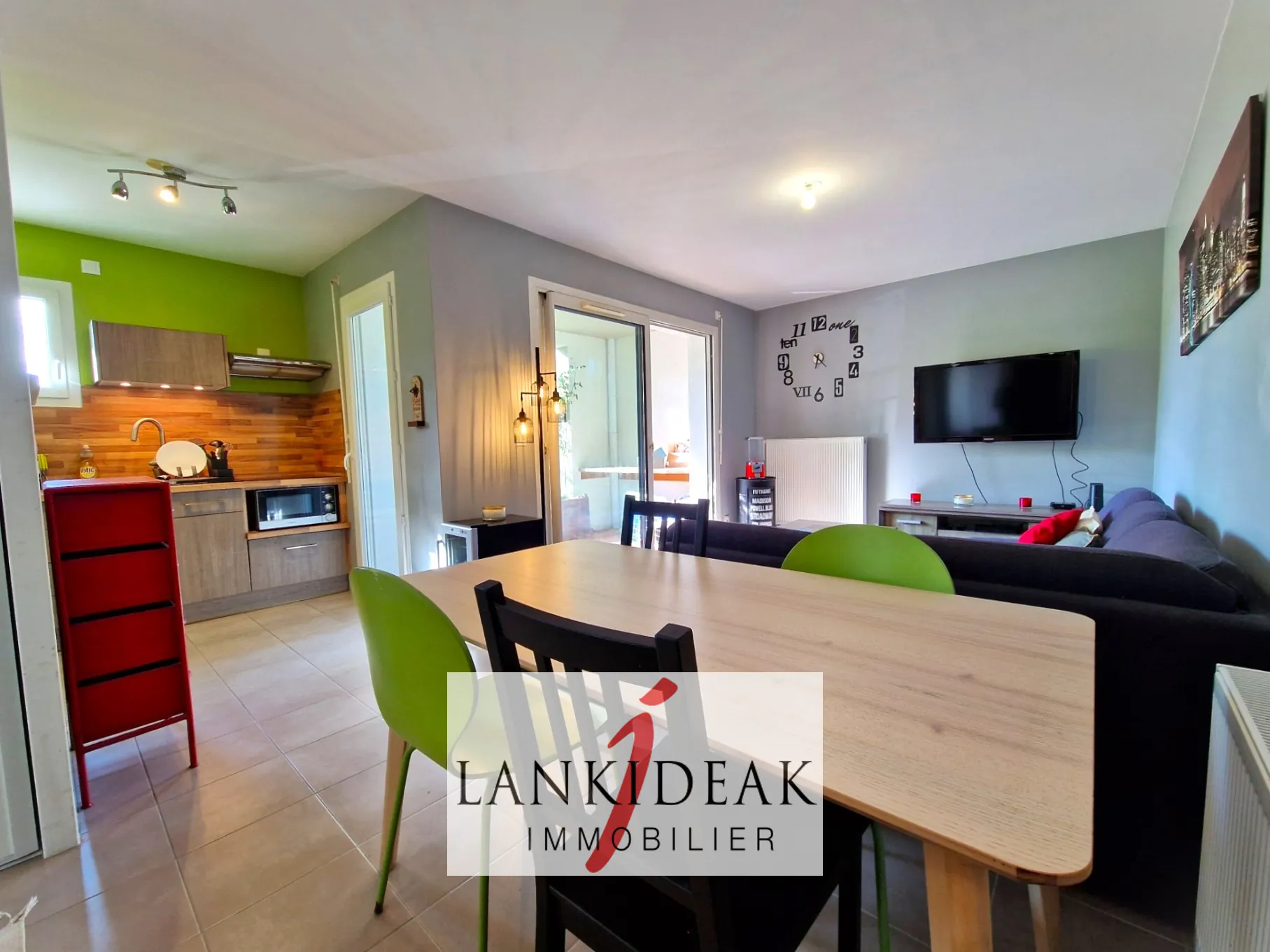 Appartement T2 de 43 m² à Ustaritz avec terrasse, cave et parking privé 