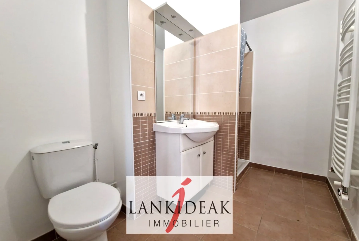 Appartement T2 de 43 m² à Ustaritz avec terrasse, cave et parking privé 