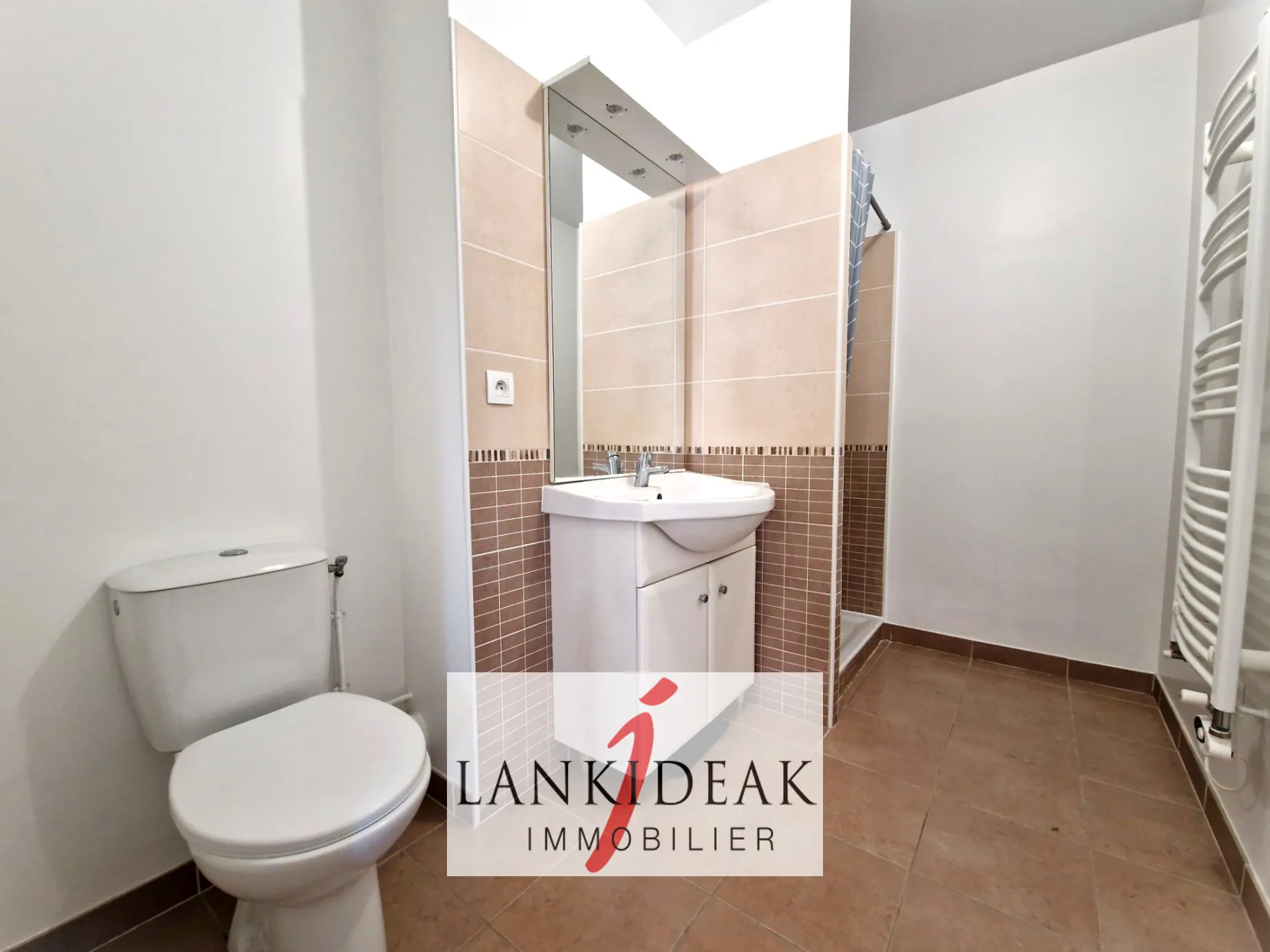 Appartement T2 de 43 m² à Ustaritz avec terrasse, cave et parking privé 