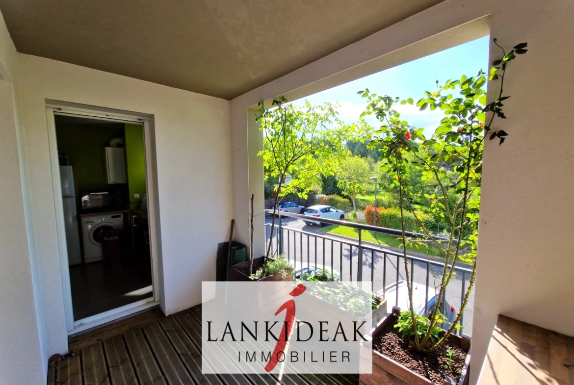 Appartement T2 de 43 m² à Ustaritz avec terrasse, cave et parking privé 
