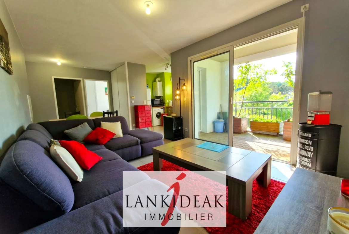 Appartement T2 de 43 m² à Ustaritz avec terrasse, cave et parking privé 