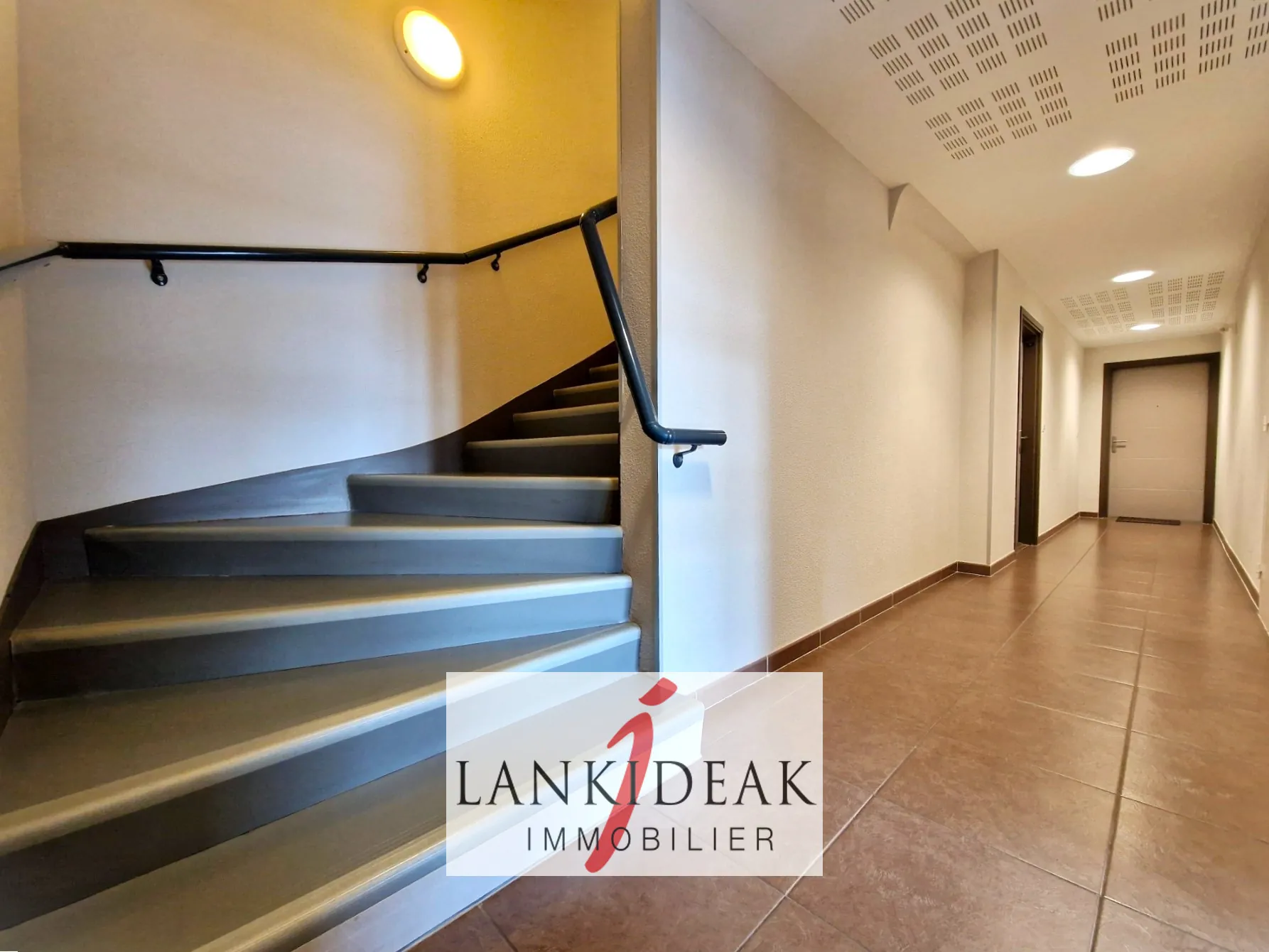 Appartement T2 de 43 m² à Ustaritz avec terrasse, cave et parking privé 
