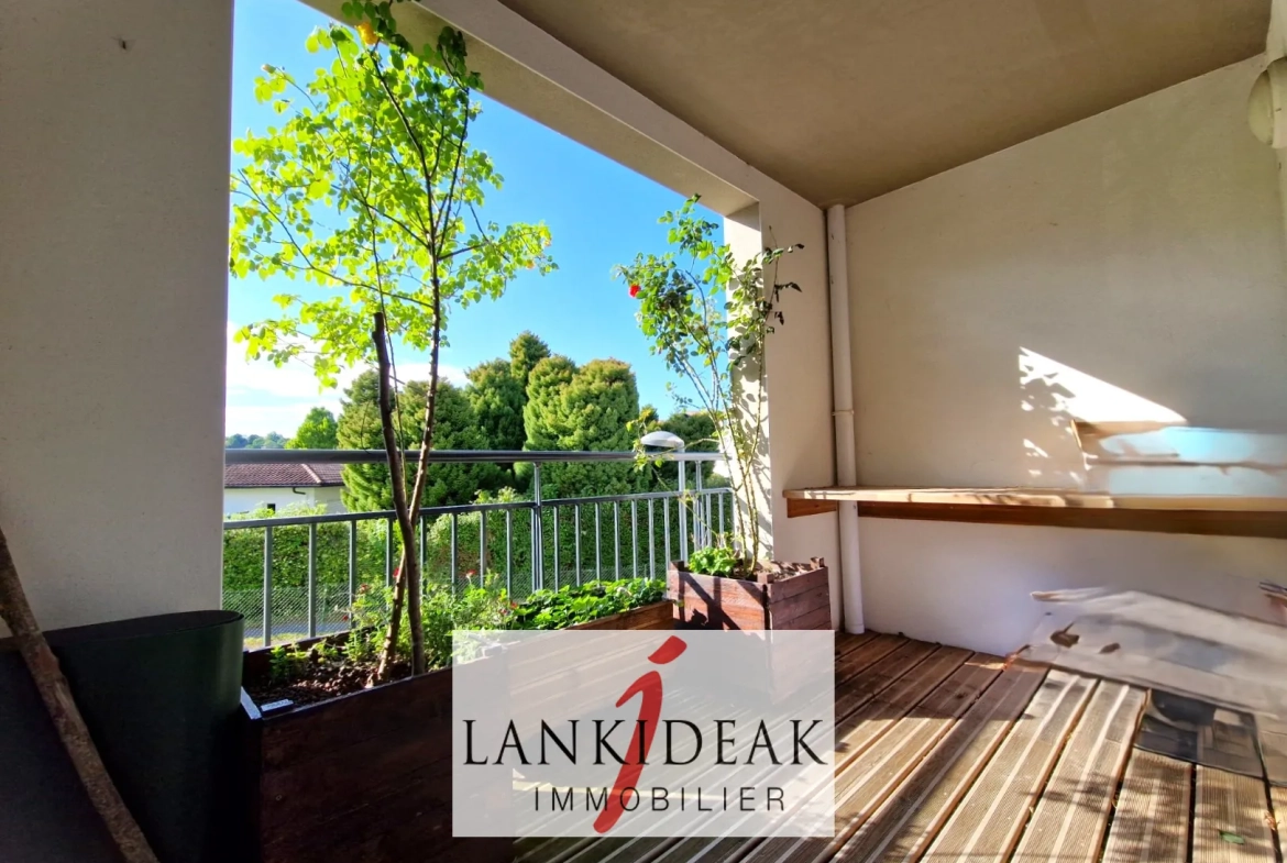Appartement T2 de 43 m² à Ustaritz avec terrasse, cave et parking privé 