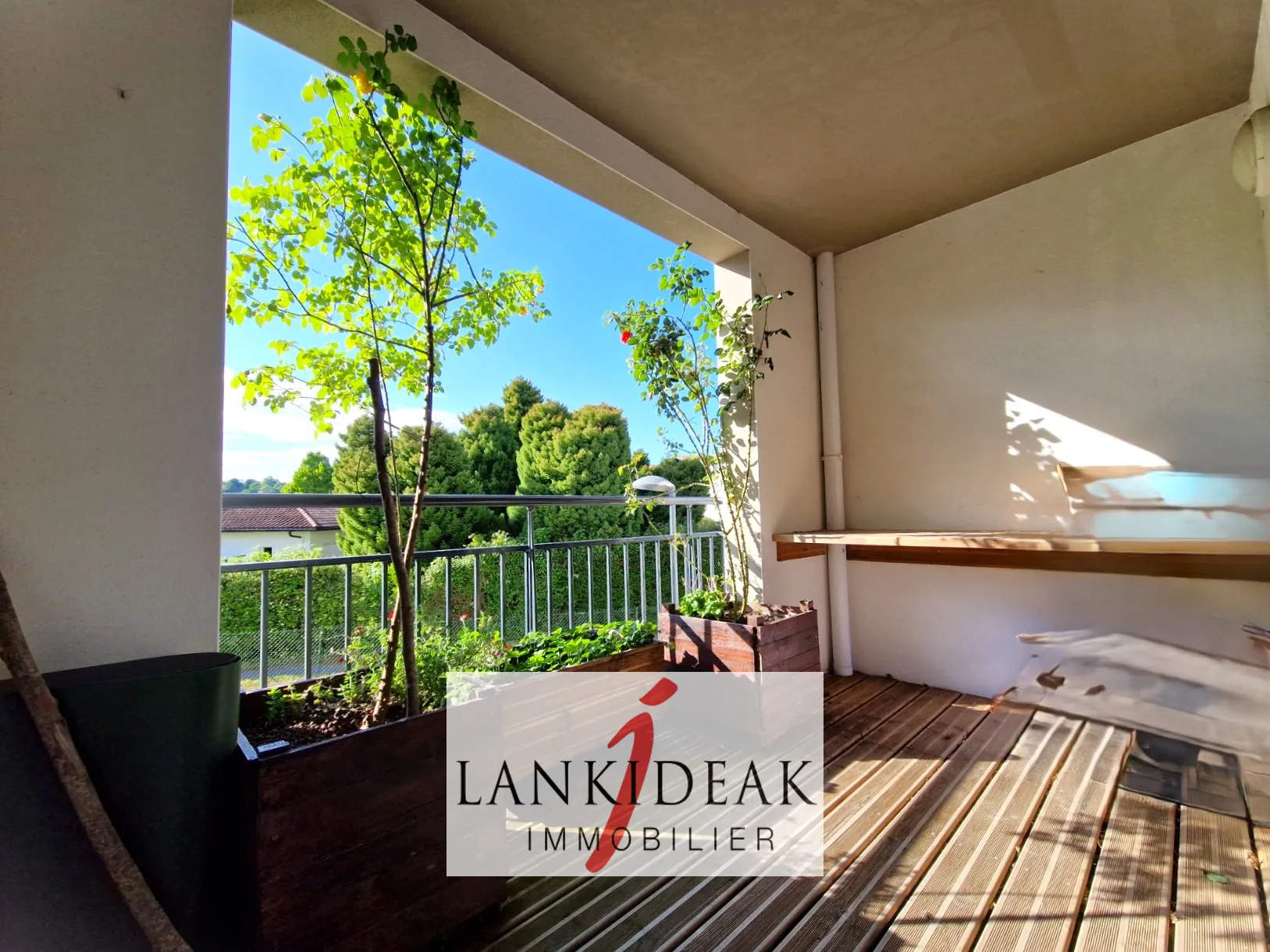 Appartement T2 de 43 m² à Ustaritz avec terrasse, cave et parking privé 