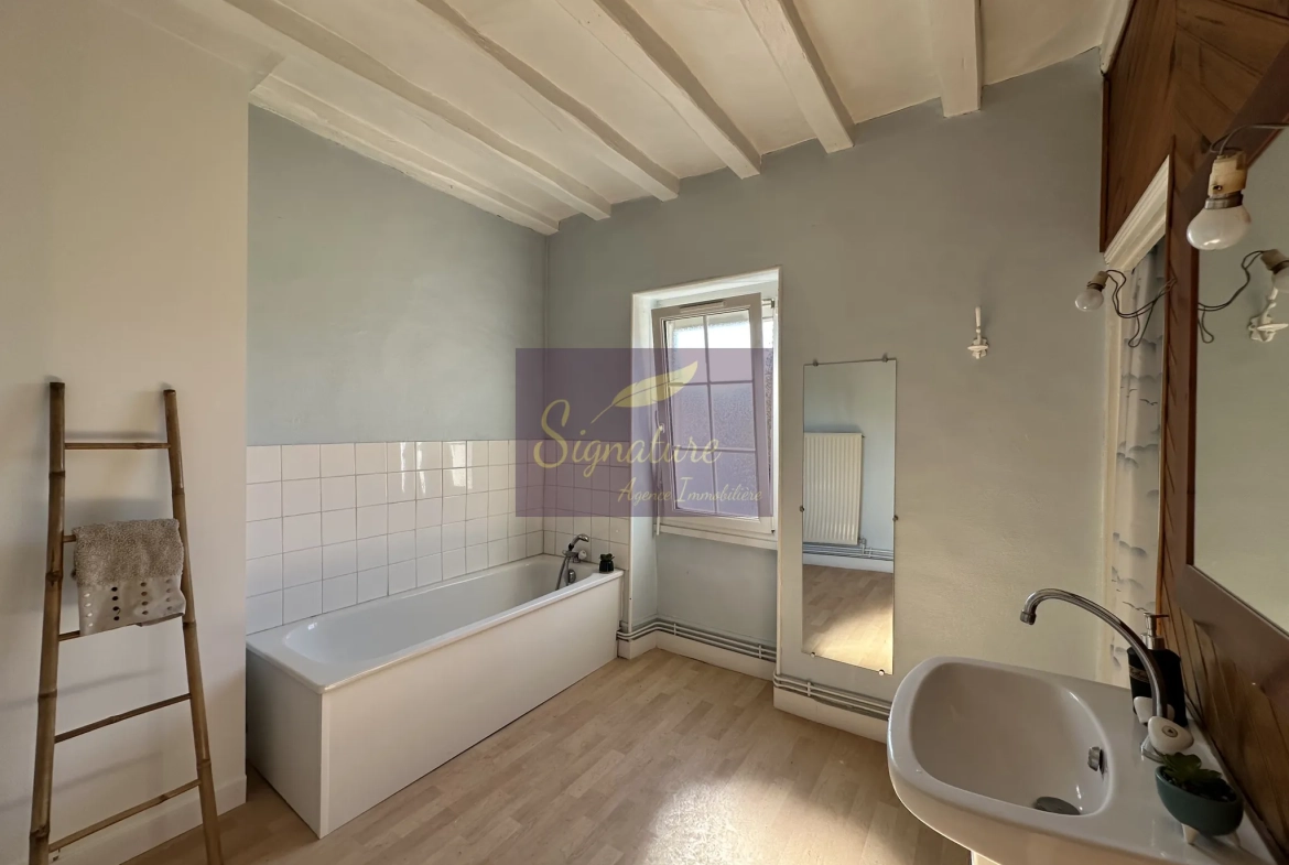 Maison à vendre à Saint Pavin Le Mans avec potentiel d'aménagement et jardin 