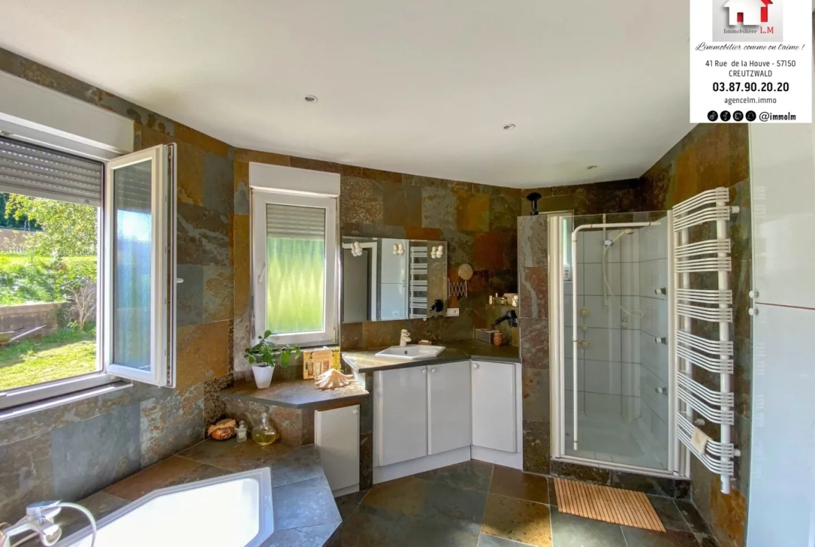Maison d'architecte à vendre à Creutzwald – 180 m² sur terrain de 25,79 ares 