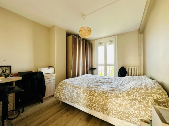Appartement 3 chambres à Niort avec balcon et parking, à vendre 