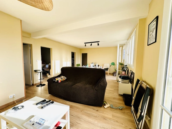 Appartement 3 chambres à Niort avec balcon et parking, à vendre 