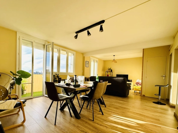 Appartement 3 chambres à Niort avec balcon et parking, à vendre
