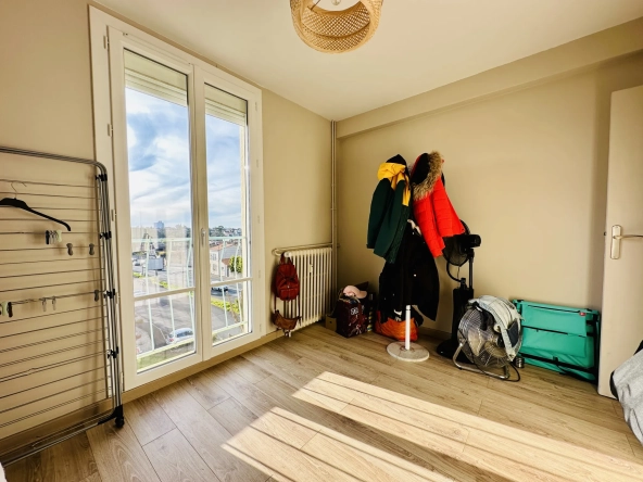 Appartement 3 chambres à Niort avec balcon et parking, à vendre 
