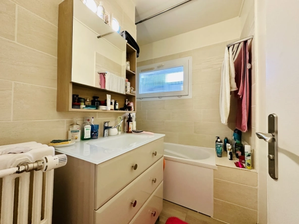 Appartement 3 chambres à Niort avec balcon et parking, à vendre 