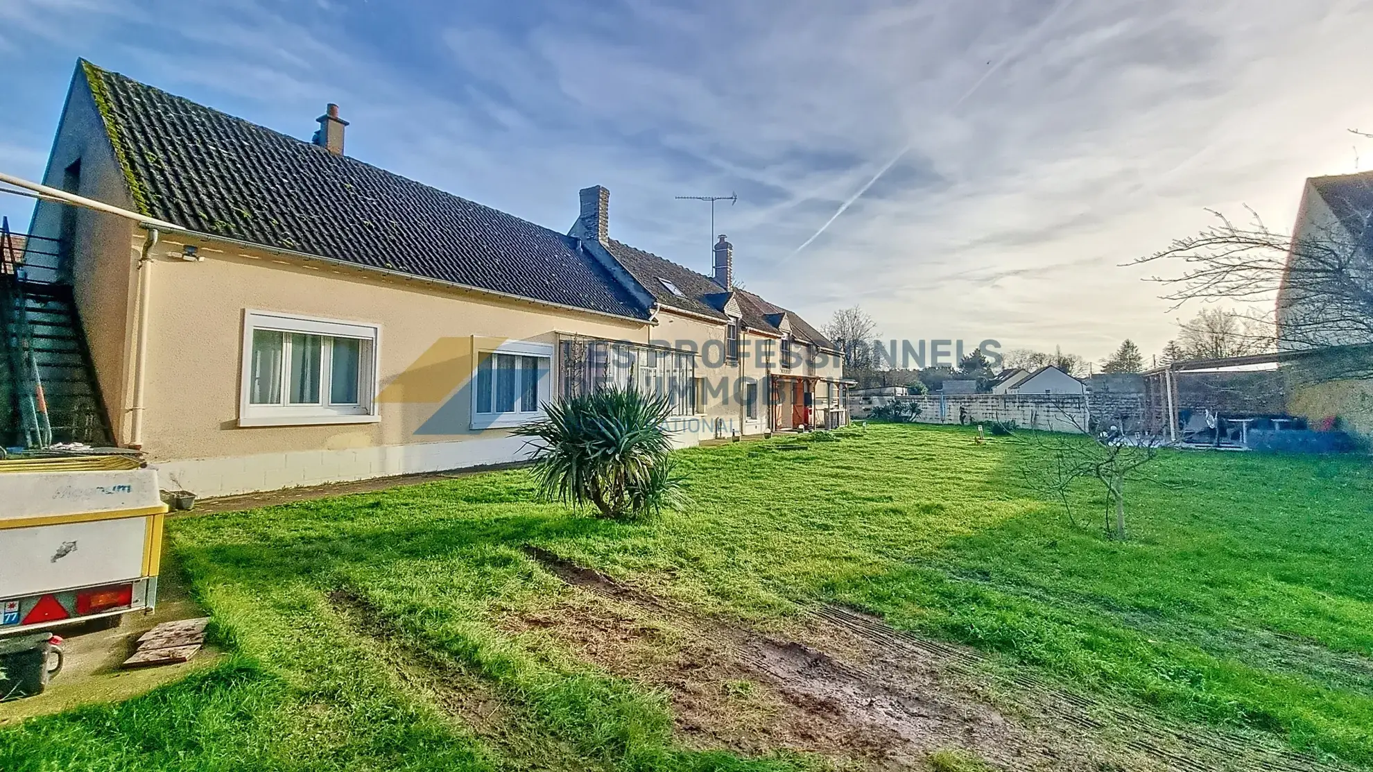 Ferme rénovée avec deux maisons, dépendances et grand terrain à Égreville 