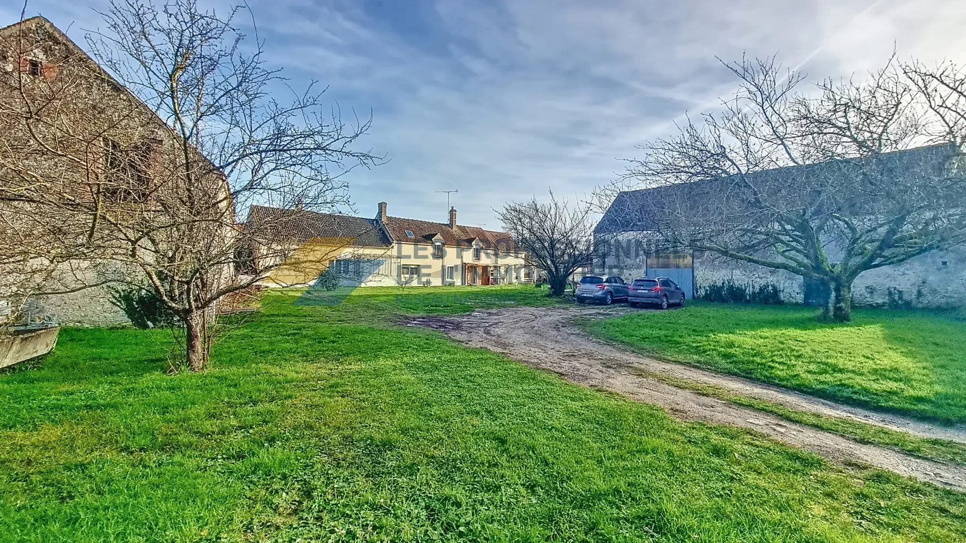 Ferme rénovée avec deux maisons, dépendances et grand terrain à Égreville 